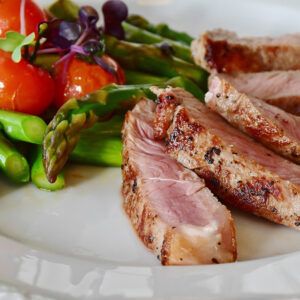 plato de carne on verduras